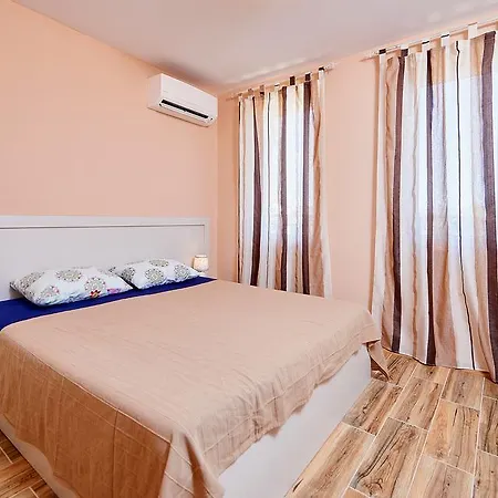 Aleksandrovi Apartament * Rawda